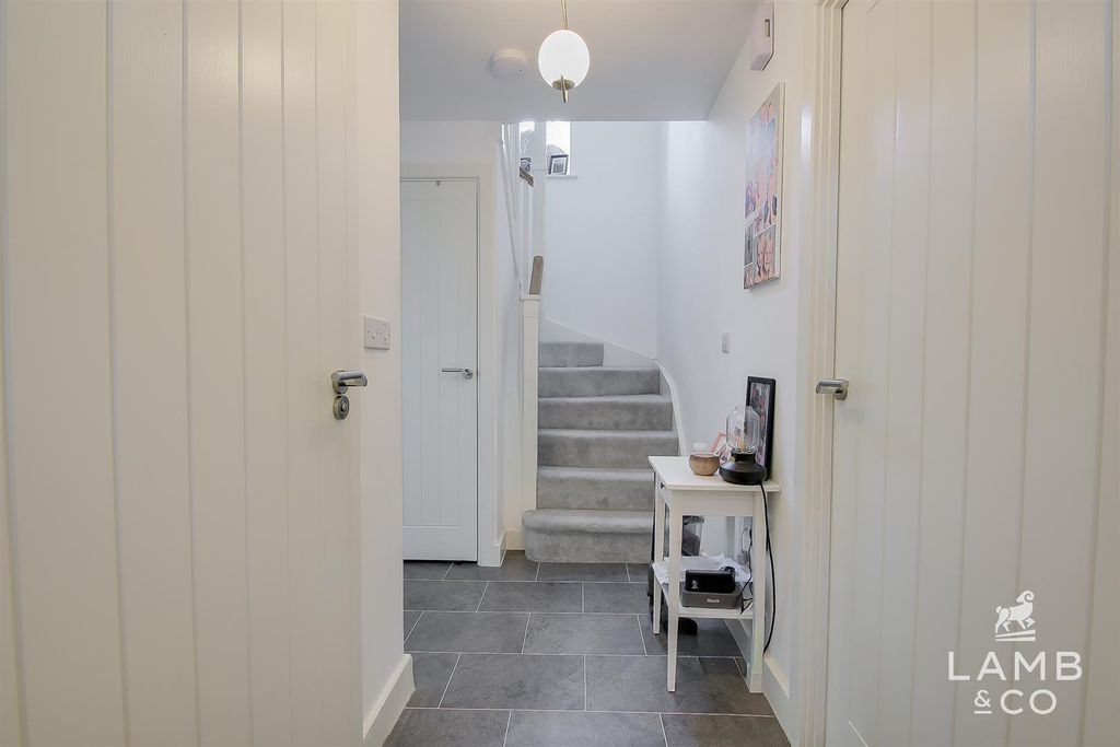 Property photo 3 of 21 Entrance Hall