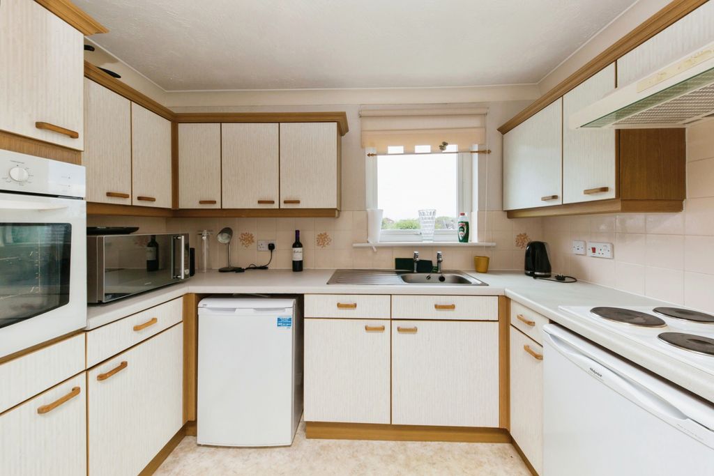 Property photo 2 of 11 Kitchen
