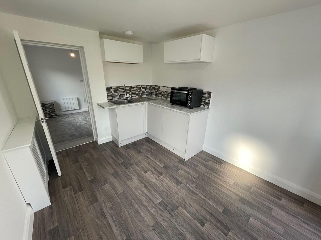Property photo 3 of 11 Kitchen