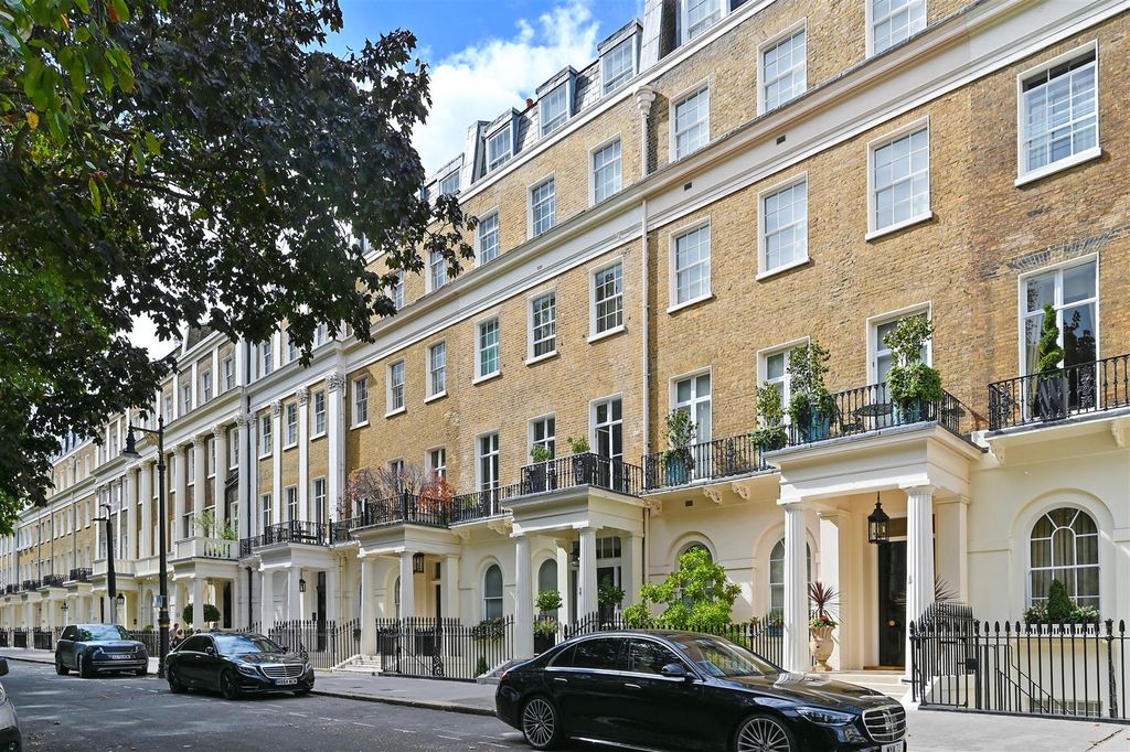Property photo 1 of 17 3-114-Eaton-Square (26).Jpg