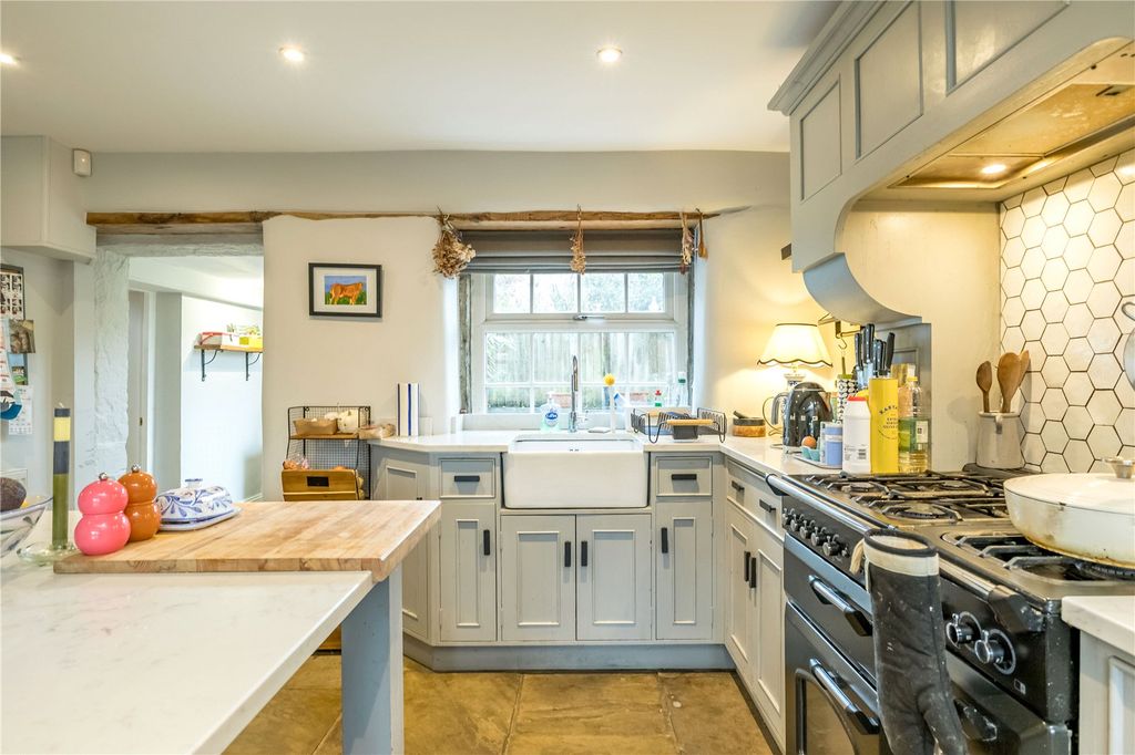 Property photo 3 of 30 Dining Kitchen