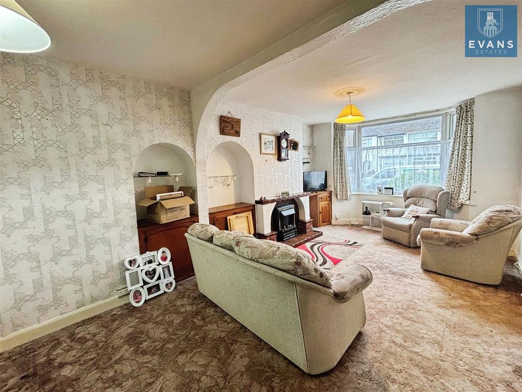 Property photo 2 of 18 Lounge