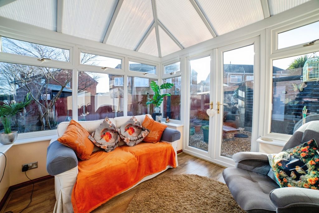 Property photo 3 of 31 Conservatory