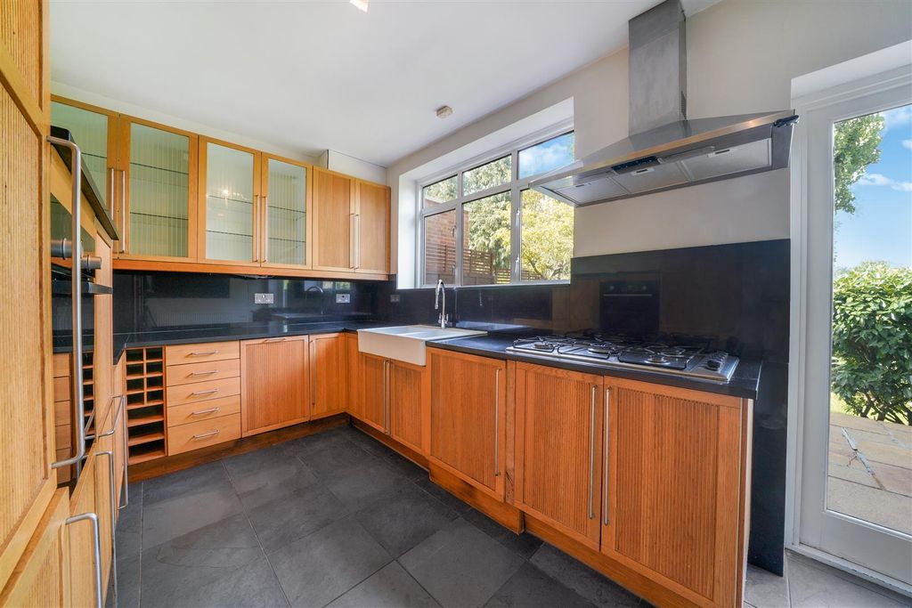 Property photo 2 of 14 Westleigh Avenue