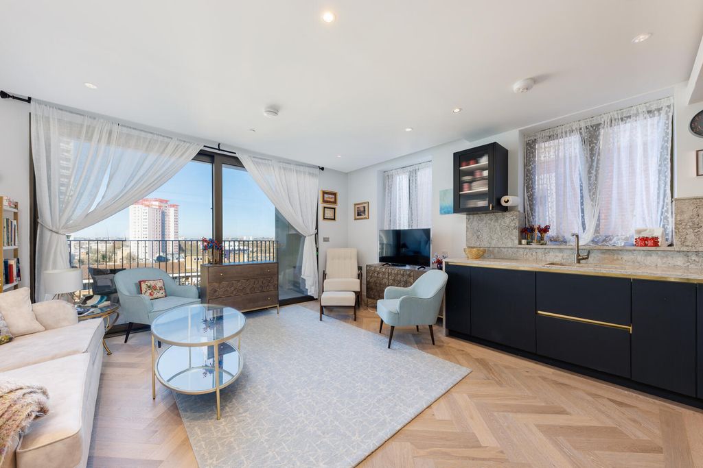 Property photo 2 of 7 Living Room