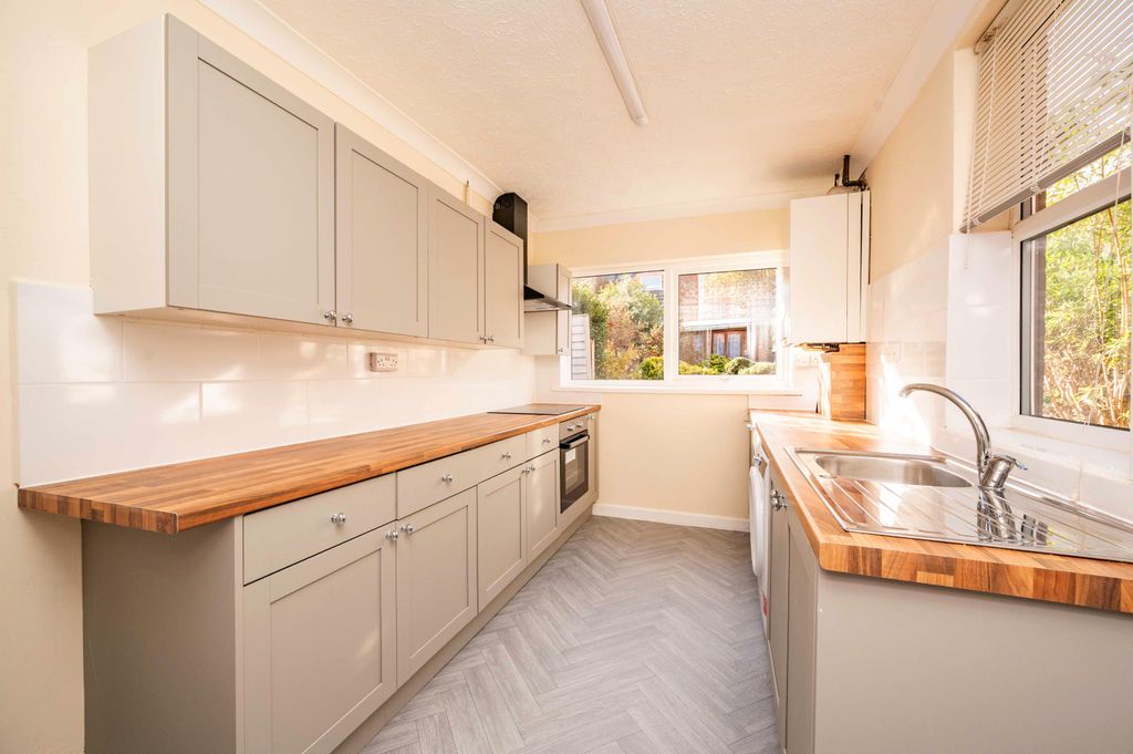 Property photo 2 of 9 Kitchen