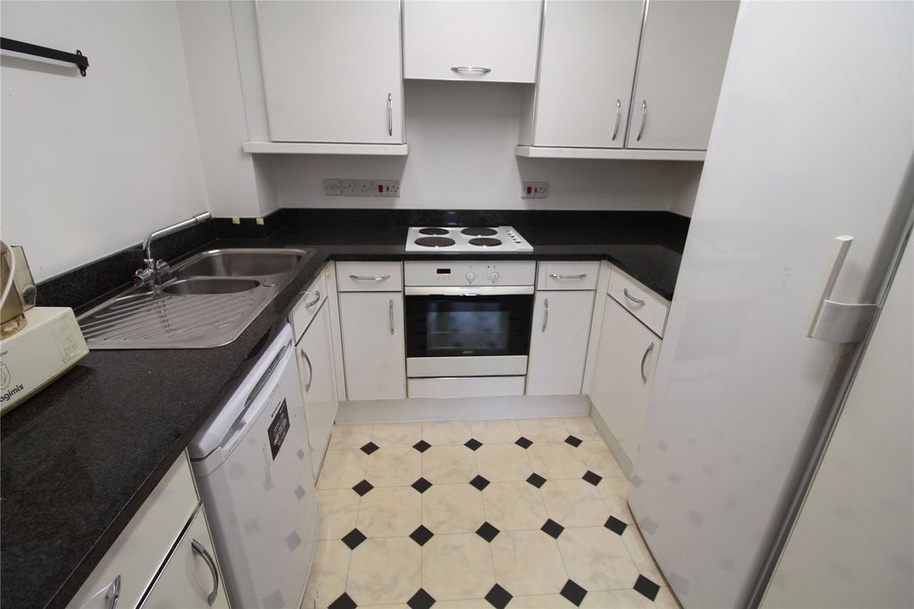 Property photo 3 of 11 Kitchen