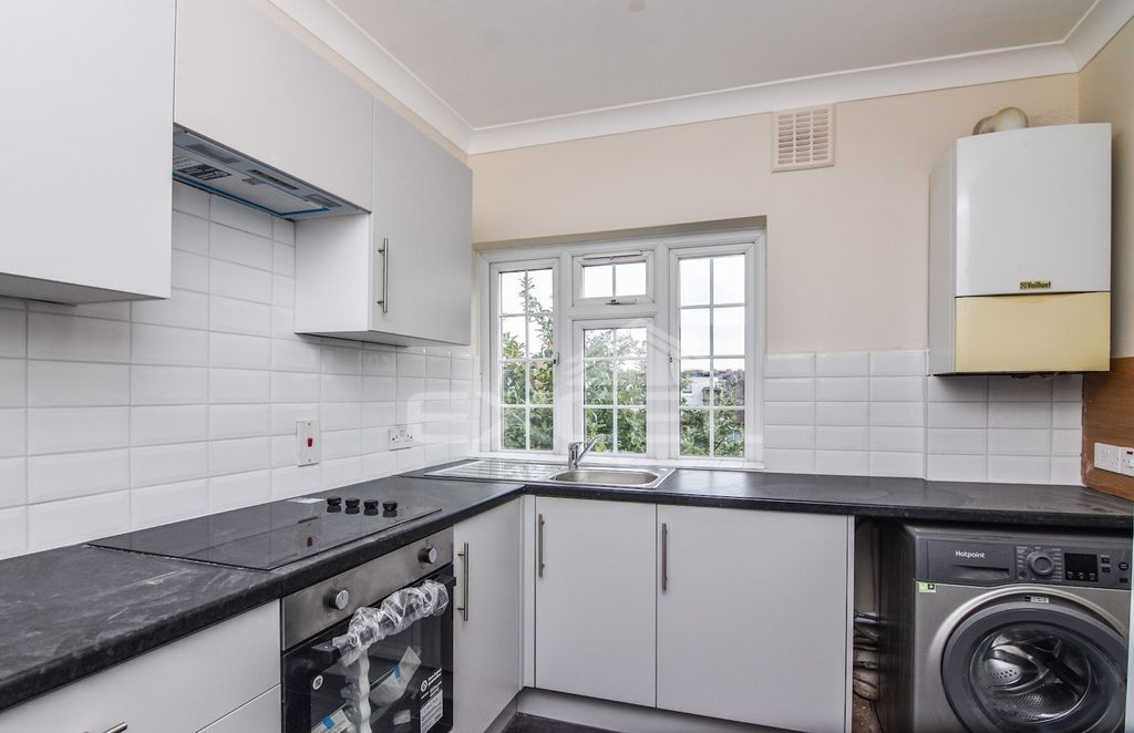 Property photo 2 of 6 Kitchen (1)