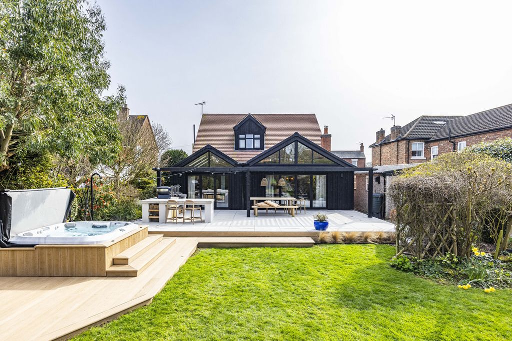 Property photo 2 of 26