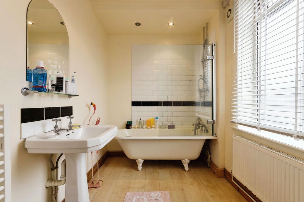 Property photo 3 of 19 Bathroom