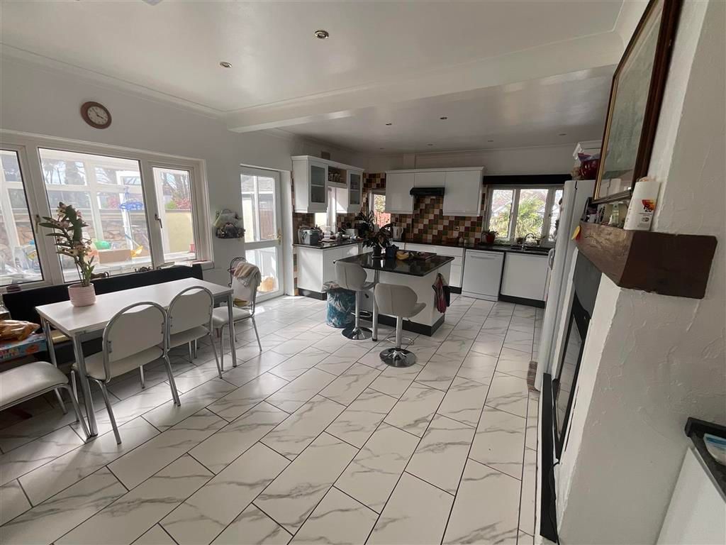 Property photo 2 of 12 Kitchen