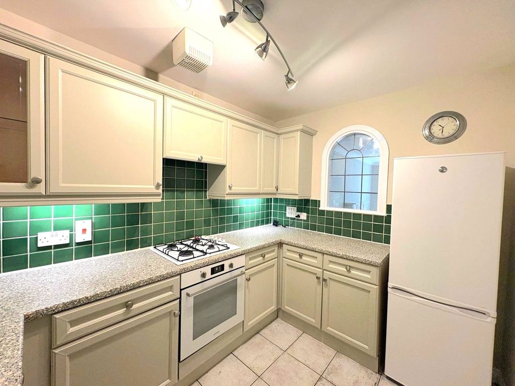 Property photo 3 of 11 Kitchen