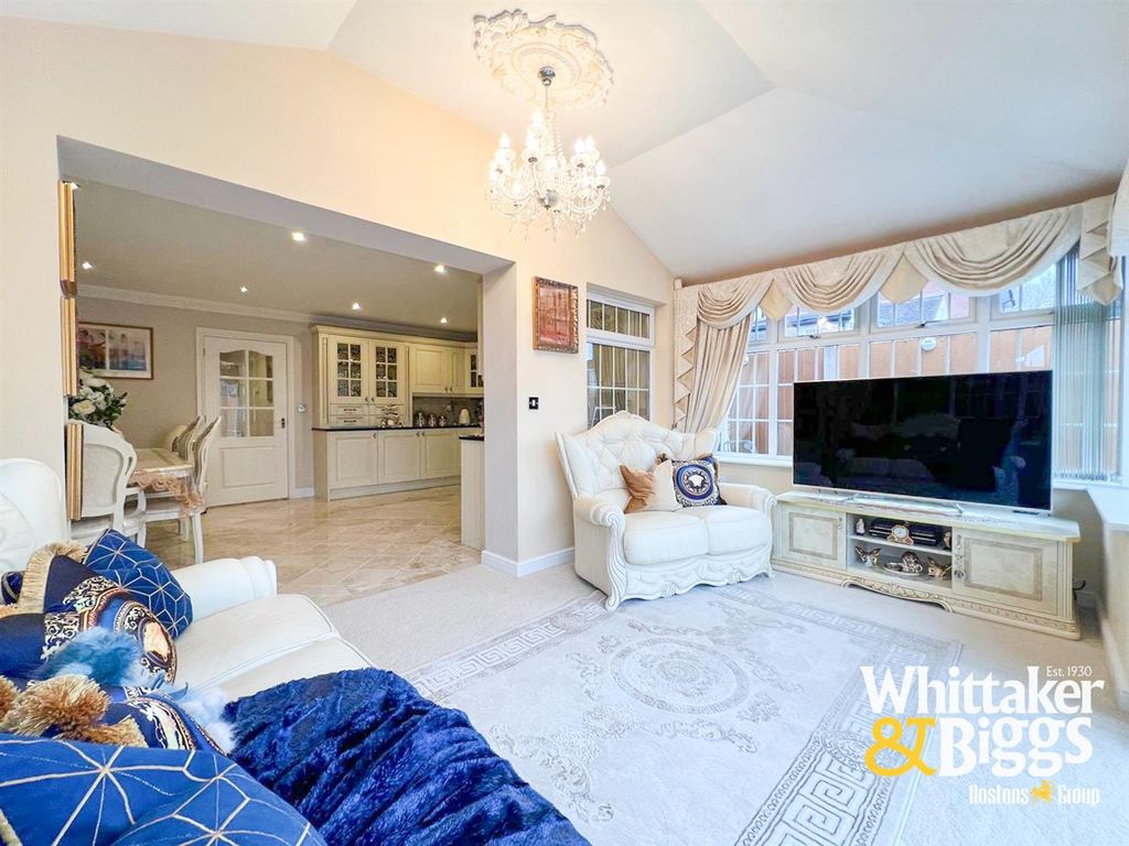 Property photo 3 of 23 Sitting Room