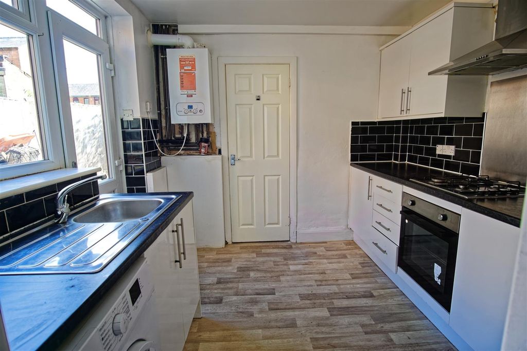 Property photo 3 of 7 Kitchen