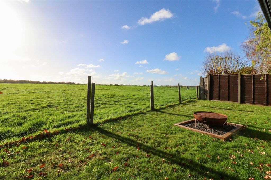 Property photo 2 of 37 Garden Views Over Fields