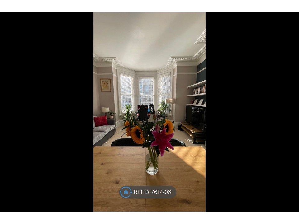 Property photo 3 of 18 Lounge