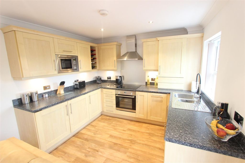Property photo 3 of 10 Lounge/Kitchen/Diner