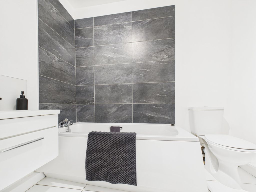 Property photo 3 of 11 Bathroom