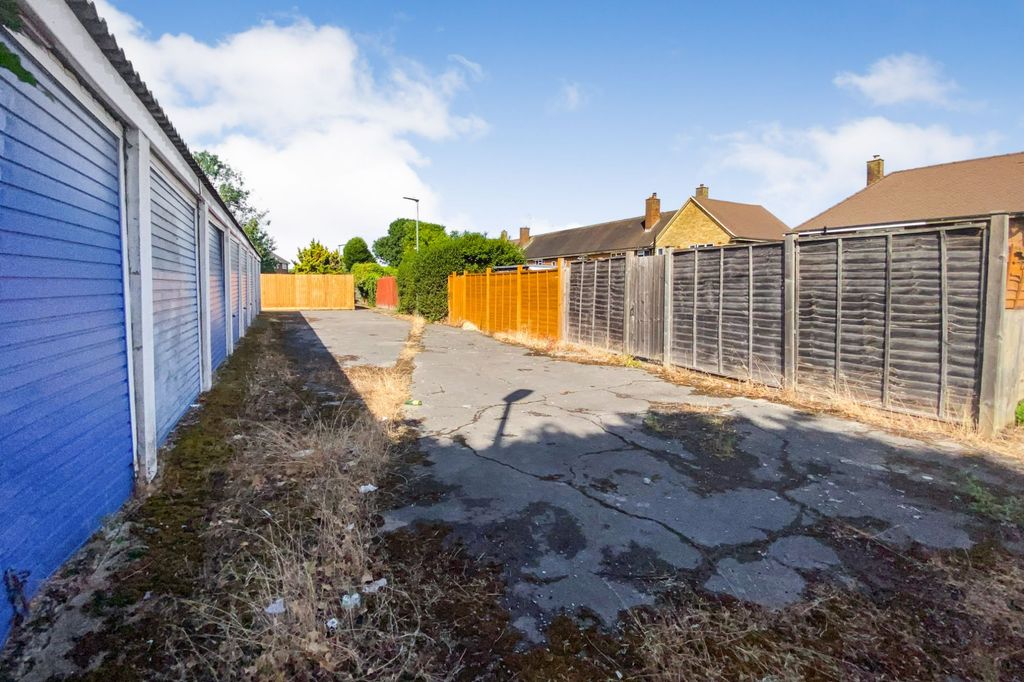 Property photo 3 of 10 Garages At Albermarle Avenue, Cheshunt, Waltham Cross, Enfield En8 0Ey