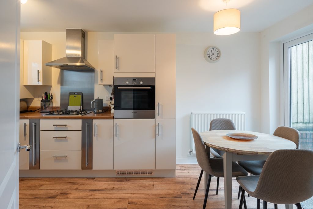 Property photo 3 of 25 Rhymney Way-2