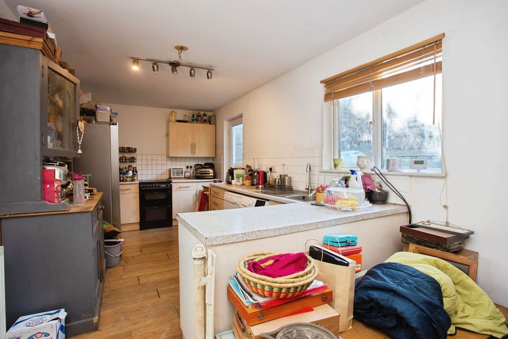 Property photo 2 of 28