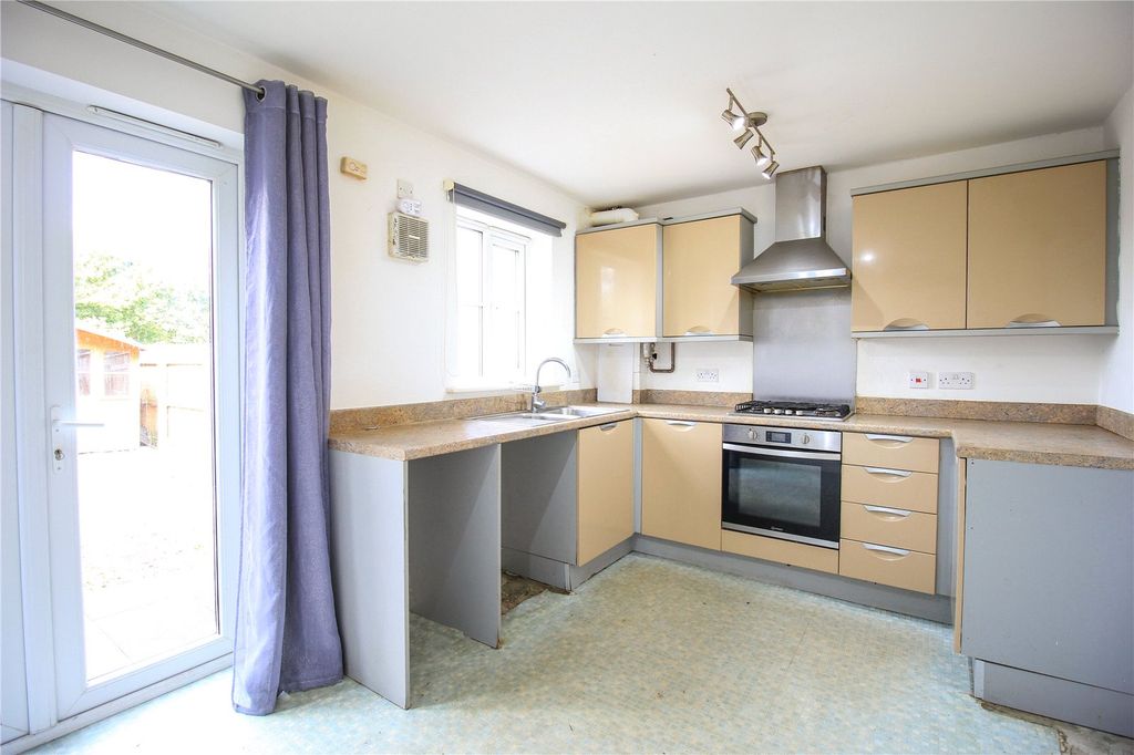 Property photo 3 of 11 Kitchen