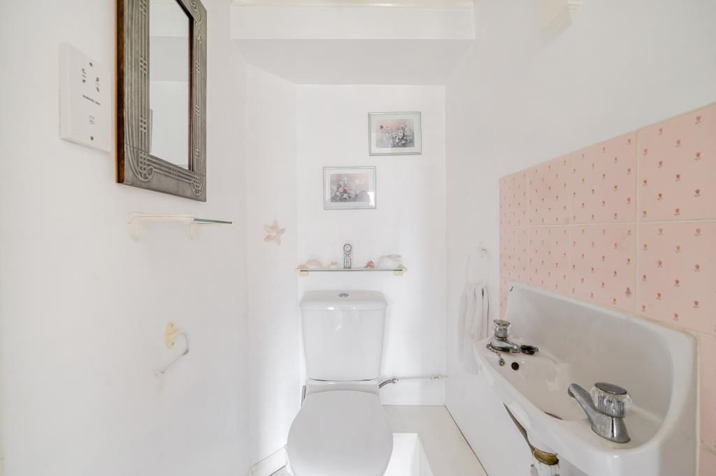 Property photo 2 of 21 Bathroom