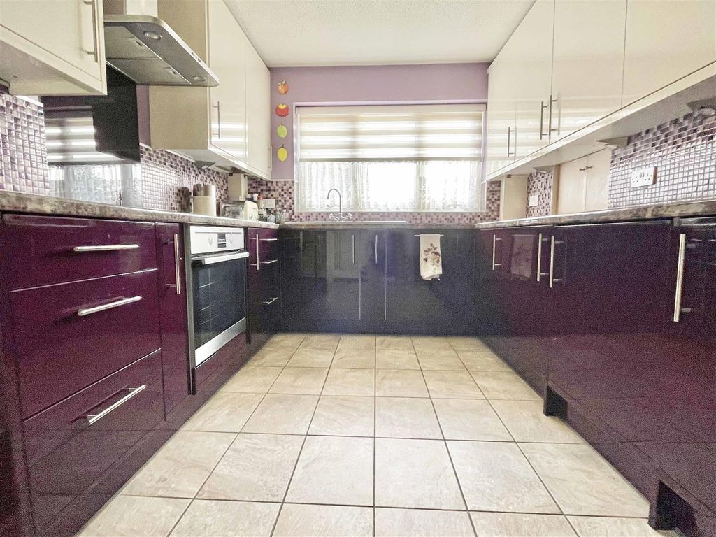 Property photo 3 of 26 Kit2.Jpg