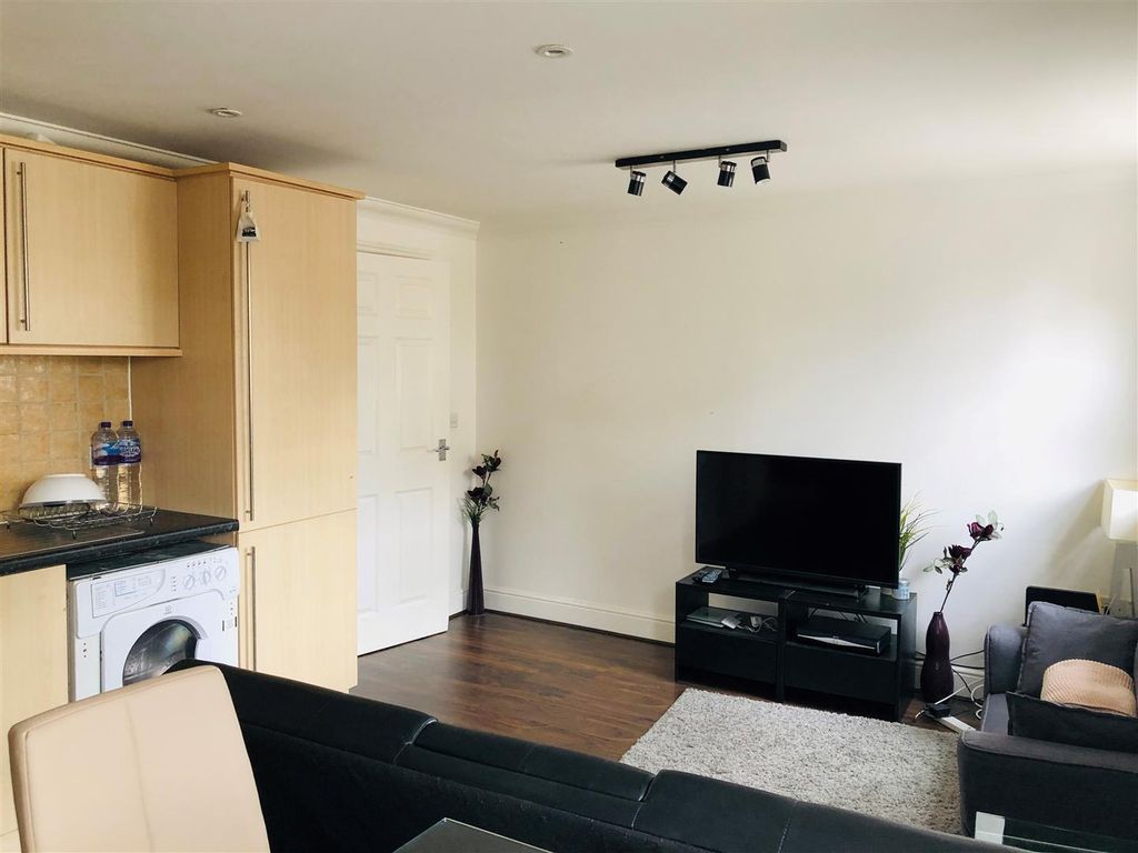 Property photo 3 of 19 One Bedroom  For Rent, Sw5, Maxwellproperties.Co.uk