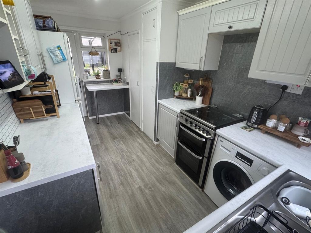 Property photo 3 of 17 Kitchen