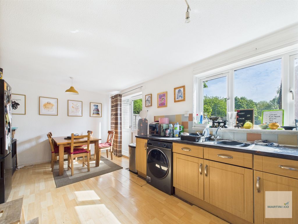 Property photo 3 of 16 Cam03394G0-Pr0290-Still003