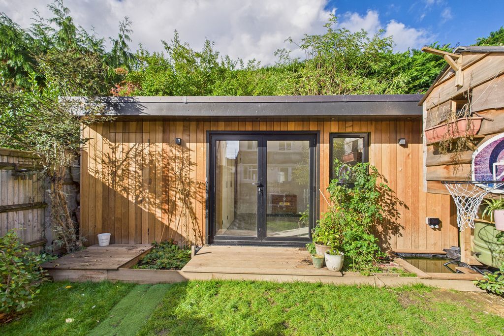 Property photo 3 of 27