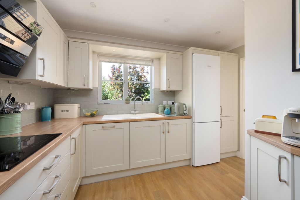 Property photo 3 of 21 Kitchen