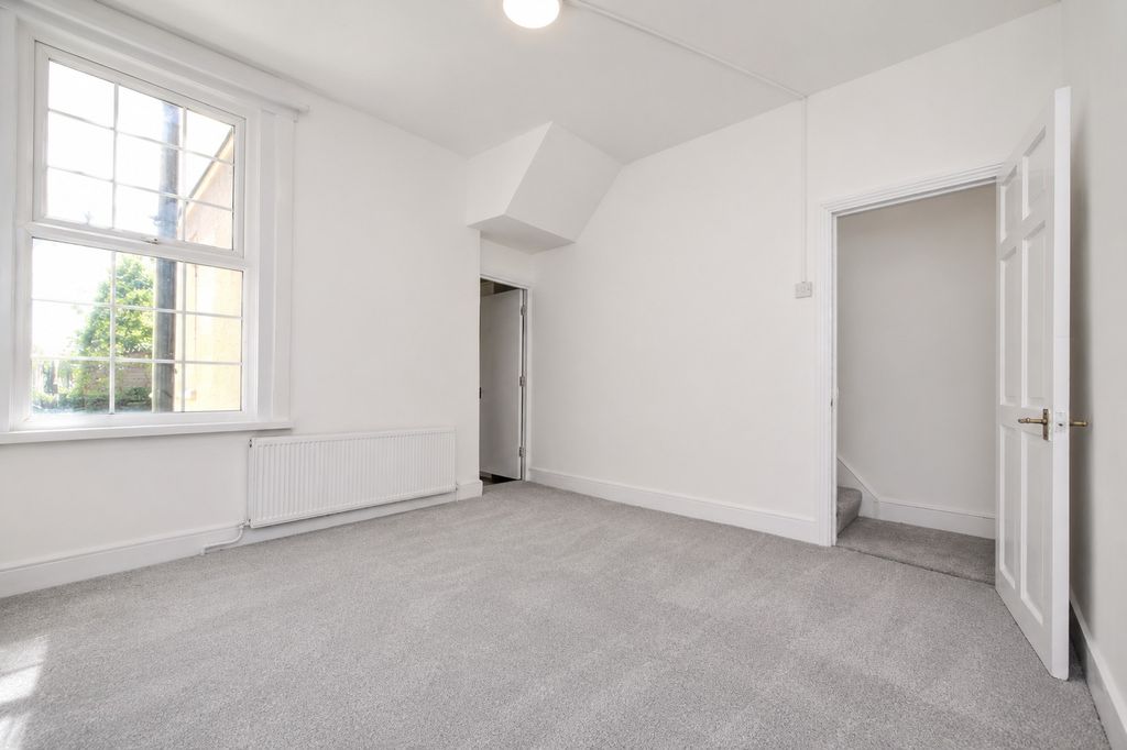 Property photo 3 of 10 4895432