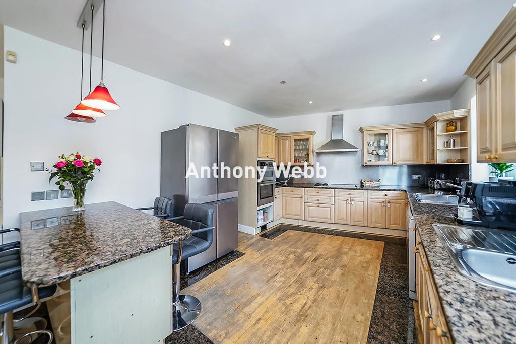 Property photo 3 of 27 Kitchen