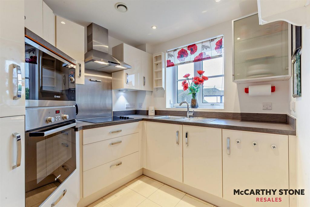 Property photo 2 of 9 8623083-Interior05-800.Jpg