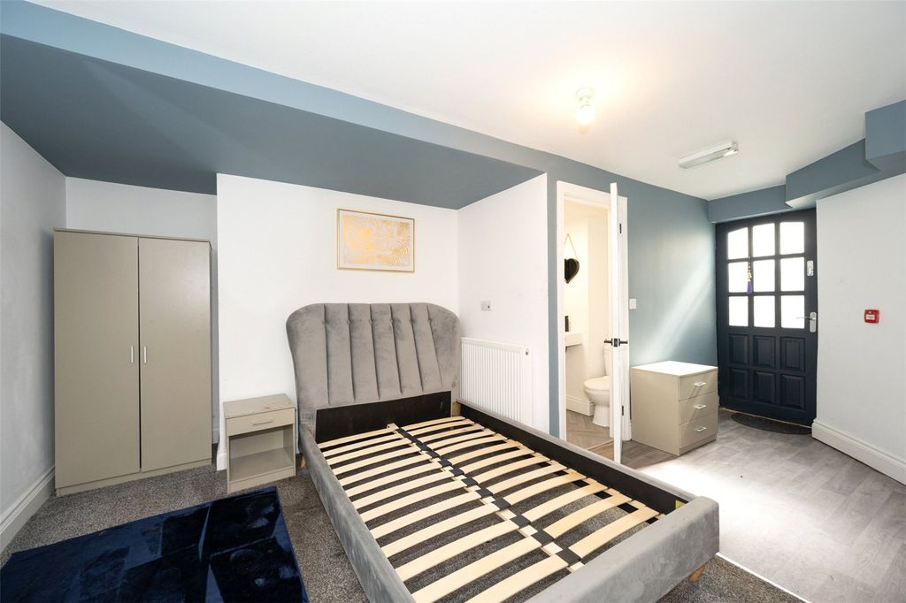 Property photo 2 of 10 Bedroom