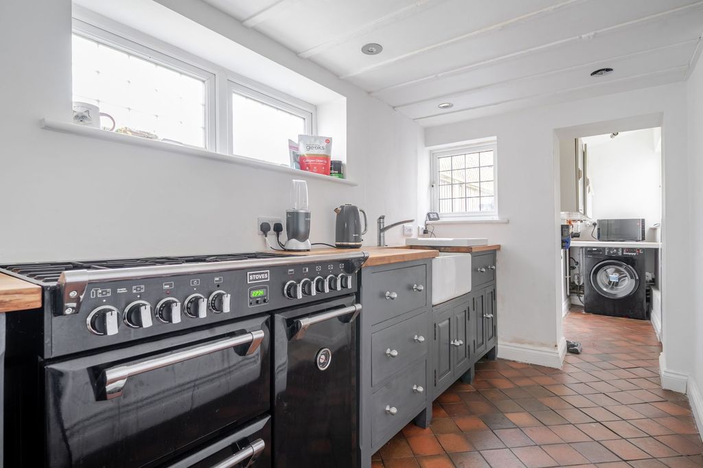 Property photo 3 of 11 Kitchen