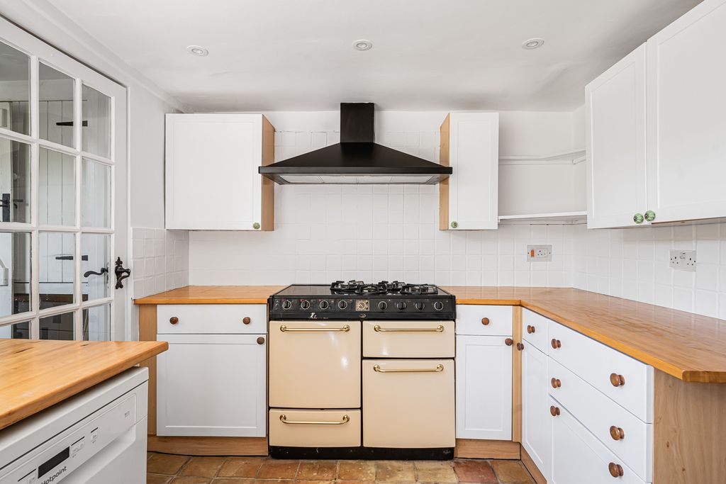 Property photo 3 of 21 Kitchen