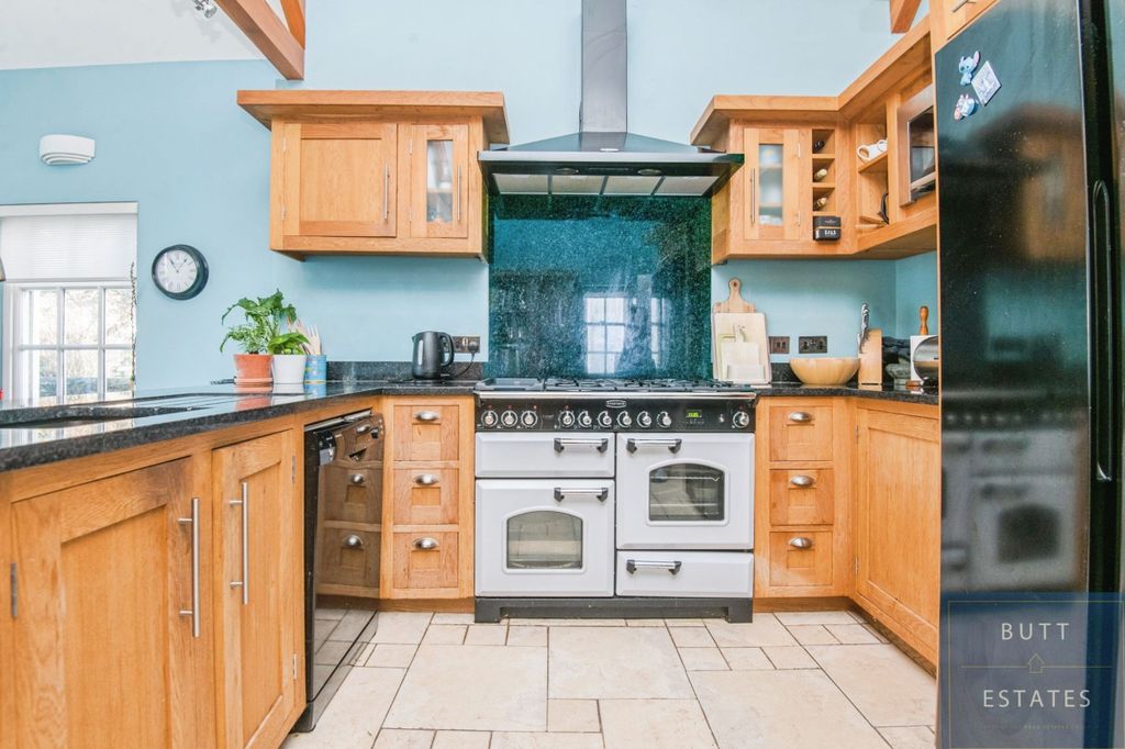 Property photo 3 of 27