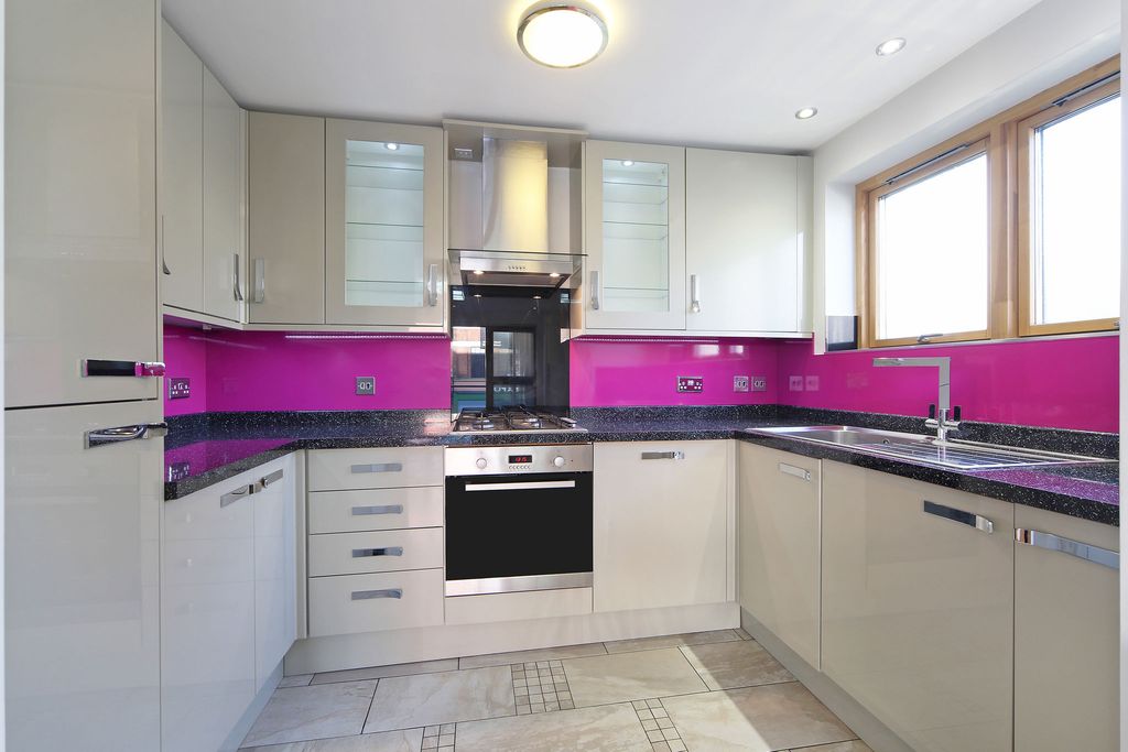 Property photo 3 of 8 Kitchen