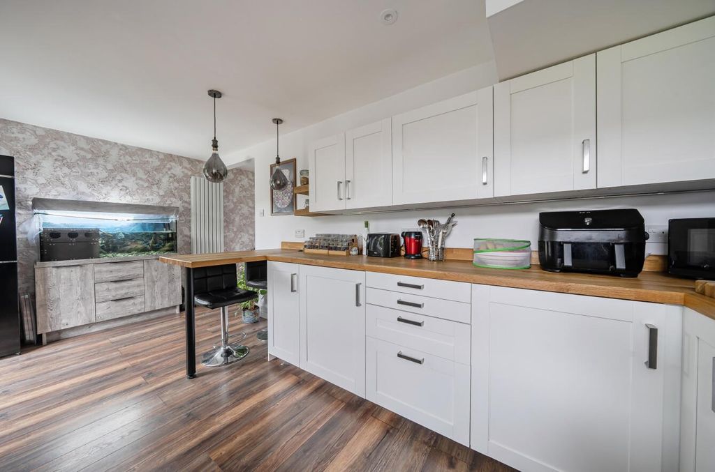 Property photo 3 of 16 1408632-12-69821B818A289.Jpg