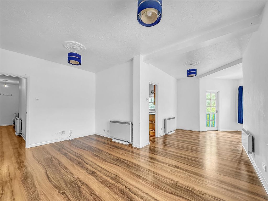 Property photo 2 of 9 8996706Eaead7Fc899821F9798277046590Ab6c0.Jpg