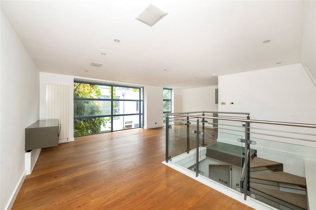 Property photo 3 of 10 Dining Space