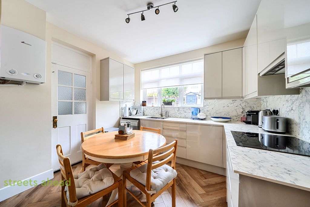 Property photo 3 of 18 B7Db812c-d4Fd-44B...
