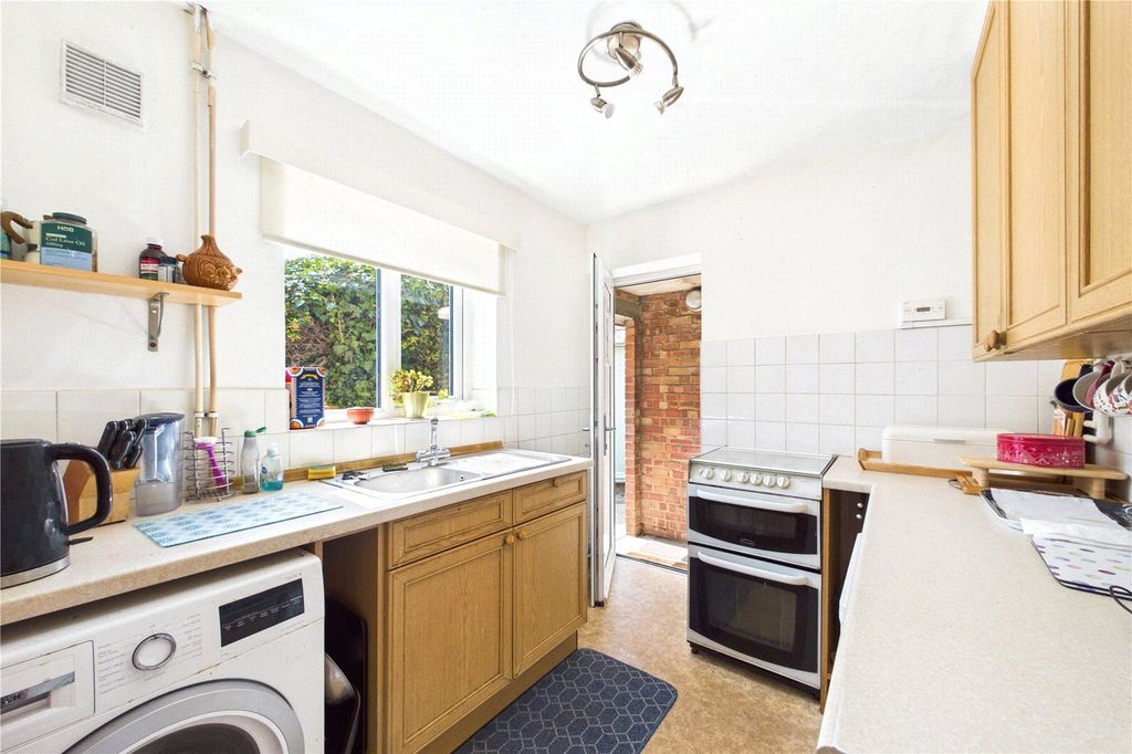 Property photo 3 of 11 Kitchen