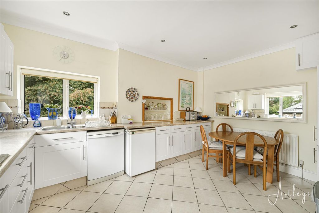 Property photo 3 of 33 Kitchen/Breakfast Room