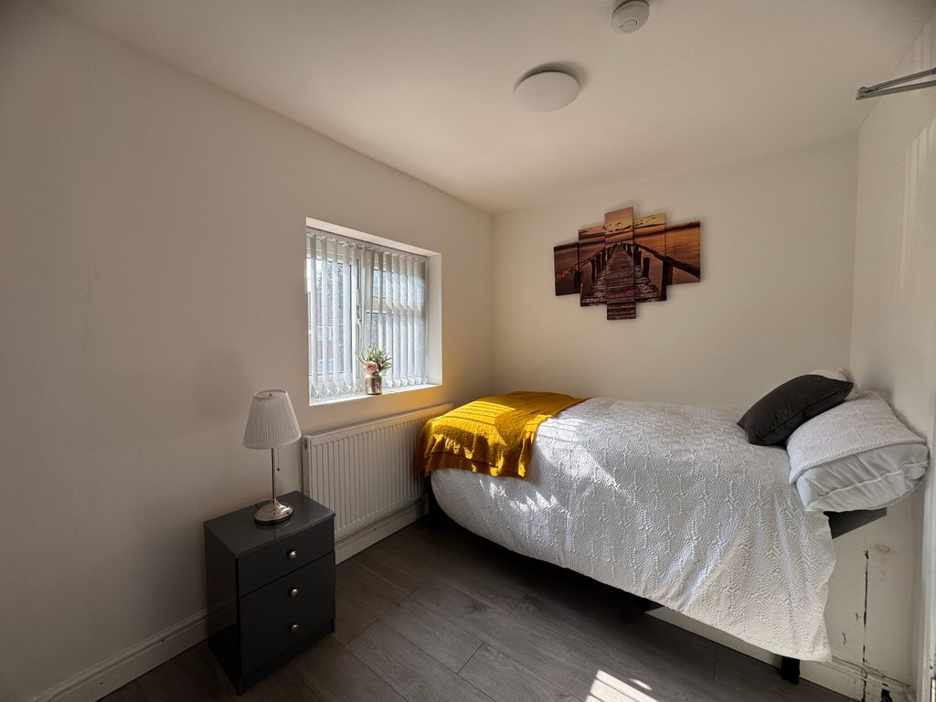 Property photo 1 of 6 Room 5