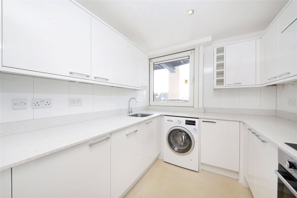 Property photo 3 of 10 Kitchen