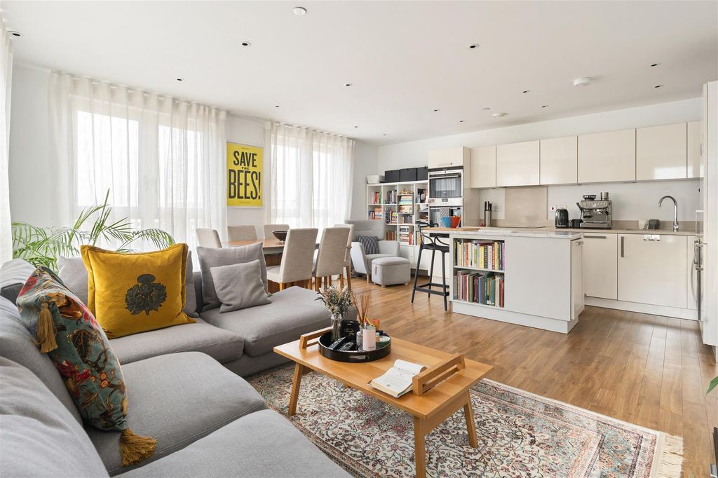 Property photo 1 of 17 Queensland Road, N7